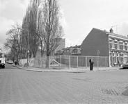 880561 Gezicht op de kruising van Stroomstraat (links) en de Kruisweg te Utrecht, met op de hoek een voormalige ...
